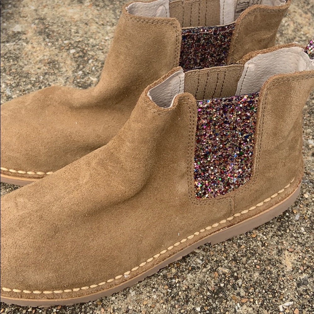 Brown suede crew cuts boots